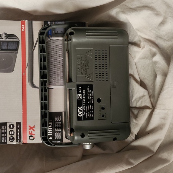 QFX R-24 Retro Radio With Original Box - Picture 2 of 3